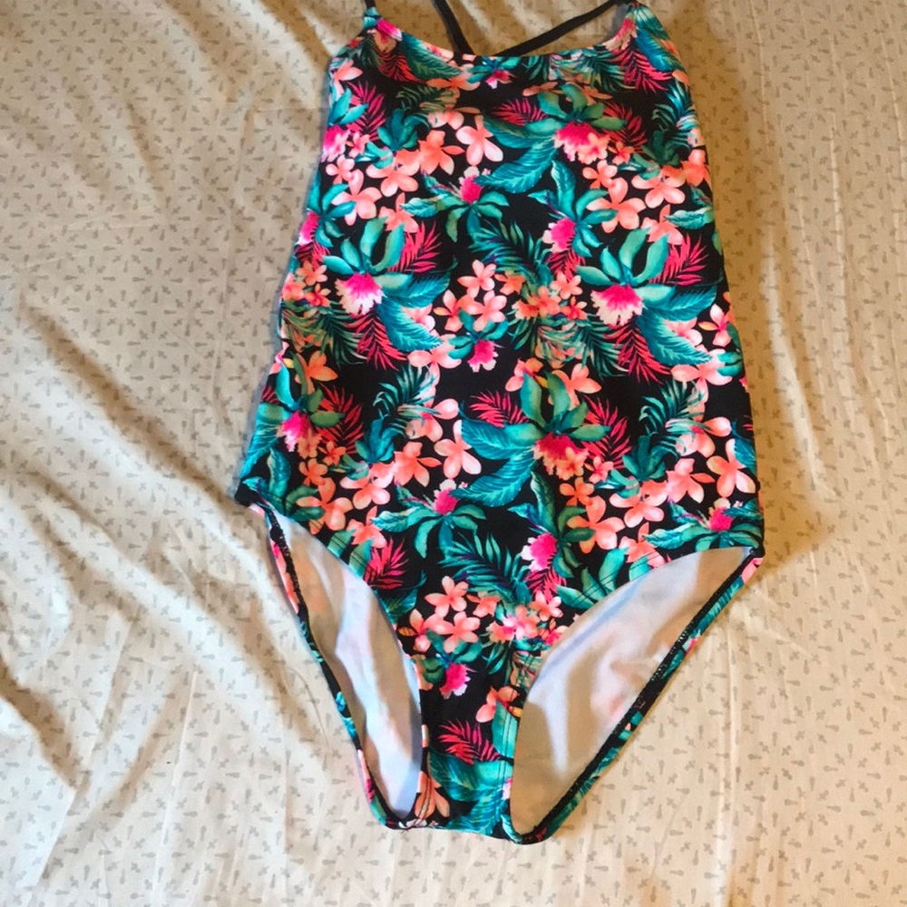 One piece - Picture 2 of 3